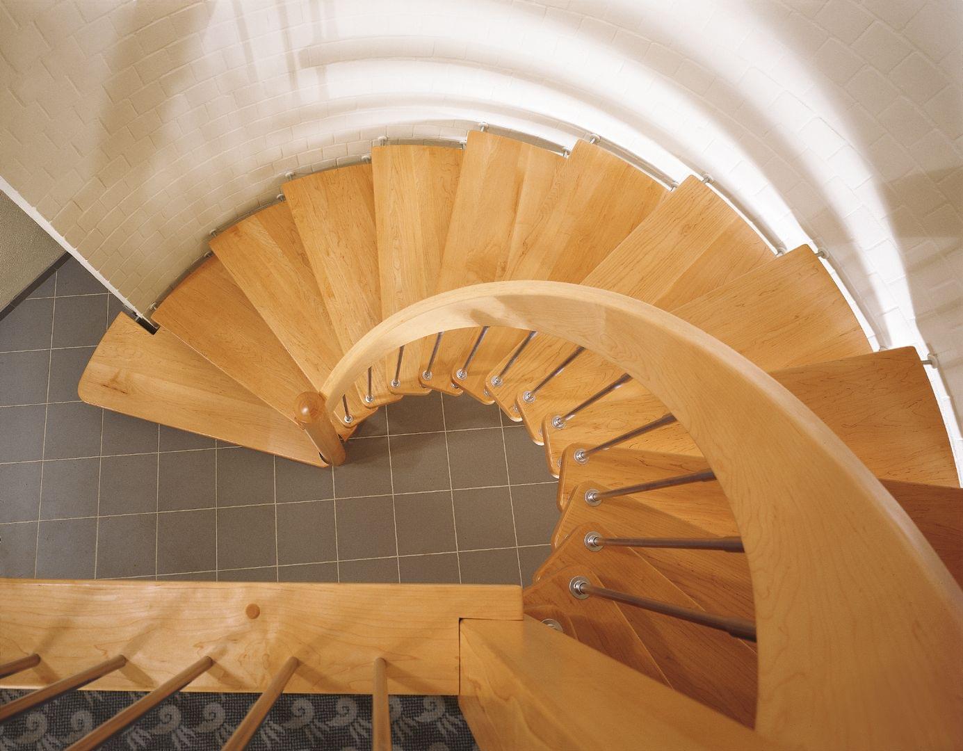 Holztreppe Bogentreppe mit Edelstahl Stäben und Holzhandlauf. Sichtweise von oben