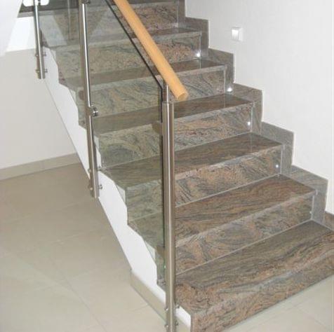 Steintreppe mit Geländer aus Glas und Edelstahlstäbe